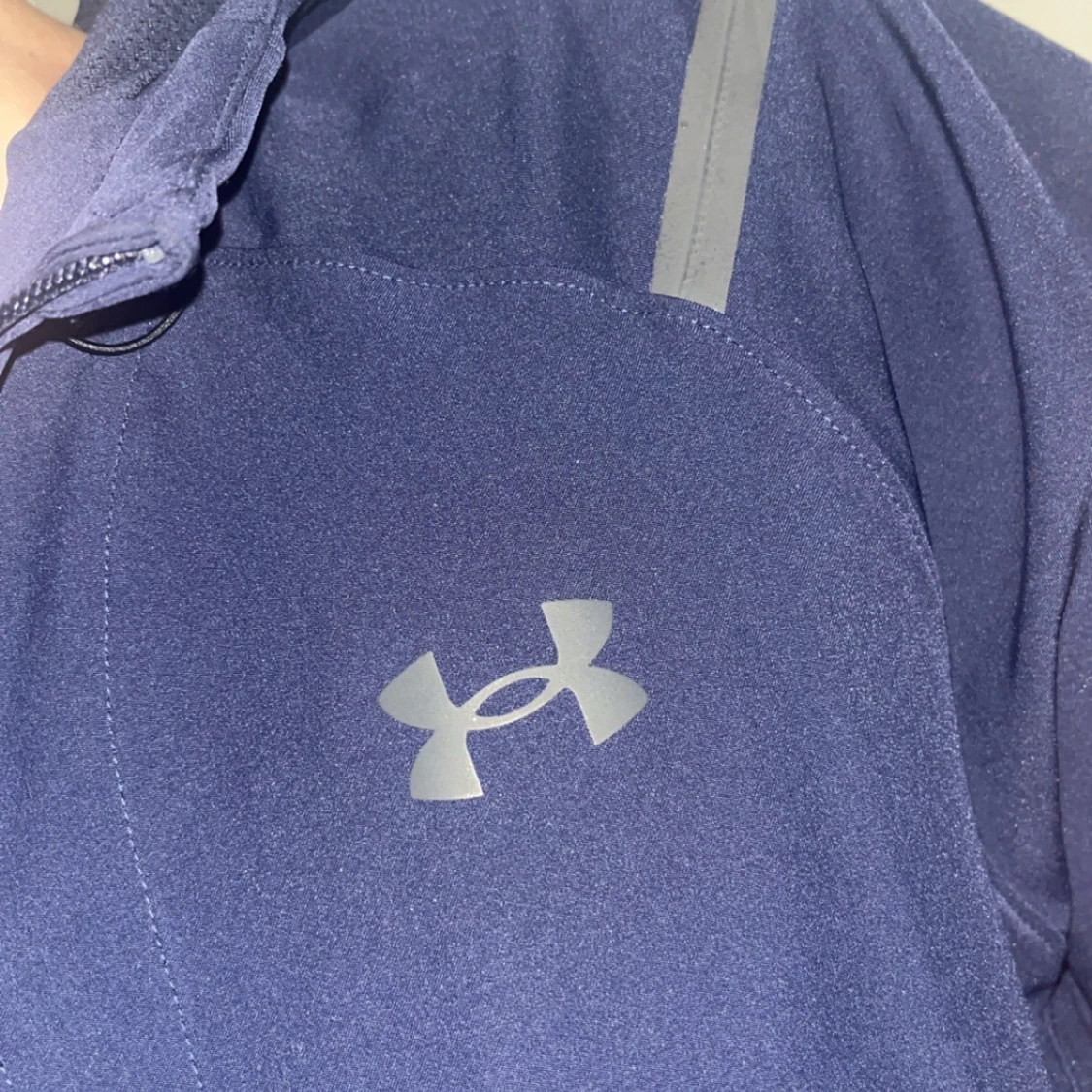 Mörkblå jacka från under armour  storlek S men passar också M - 2