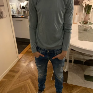 Tiger of sweden  - Säljer en stilren ljusblå långärmad tröja från tiger of sweden . Perfekt för en avslappnad look. Tröjan har en enkel design med rund hals och är tillverkad i ett mjukt material.