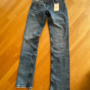 Blå jeans från Pepe Jeans - Snygga blå jeans från Pepe Jeans med en klassisk straight fit som är medel midja men jag skulle säga att dom är lågmidjade! Köpta för 99 euros i Spanien men säljer då dom inte har kommit till användning! Prislappen är kvar och har bara testat dom, priset går att diskuteras vid snabb affär