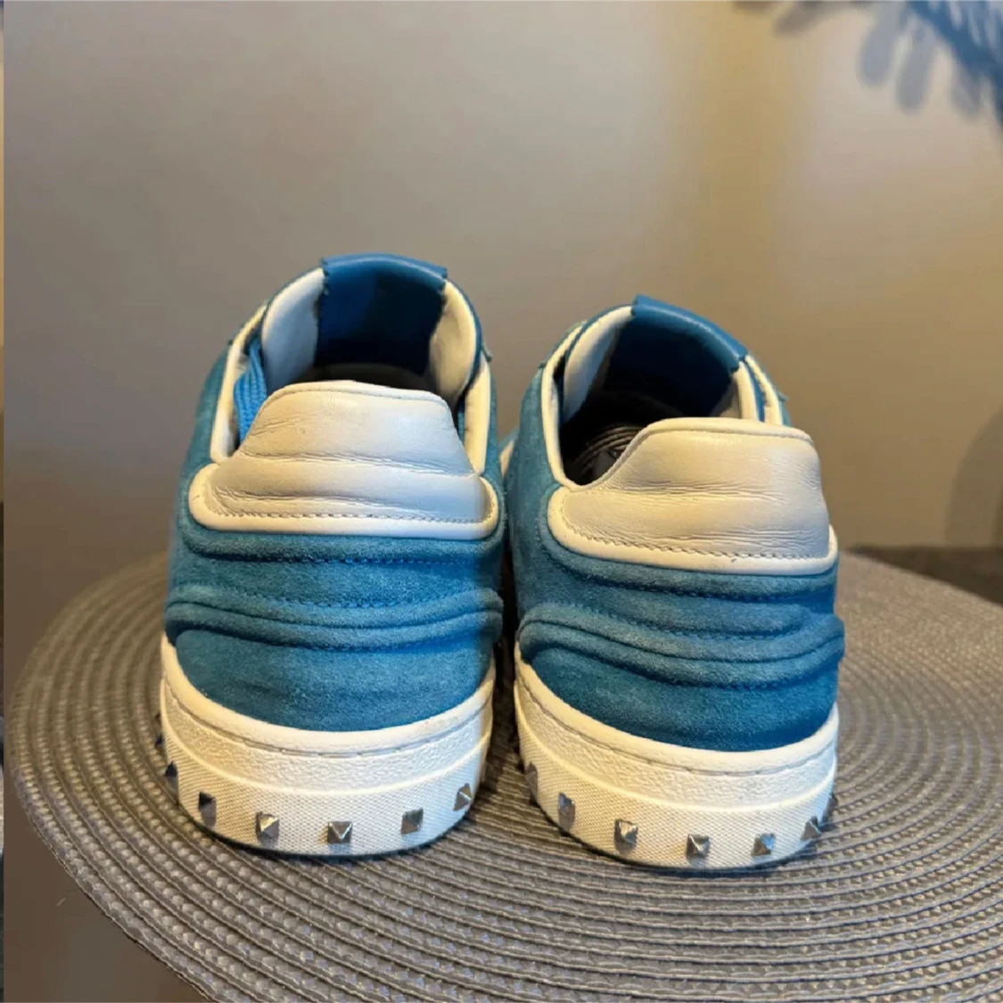 Blå och vita sneakers från Valentino - 2