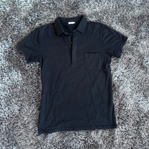 Filippa k piké  - Snygg Filippa k piké i bekvämt ”t-shirt” material. Funkar XS till S. Mörkblå/svart.