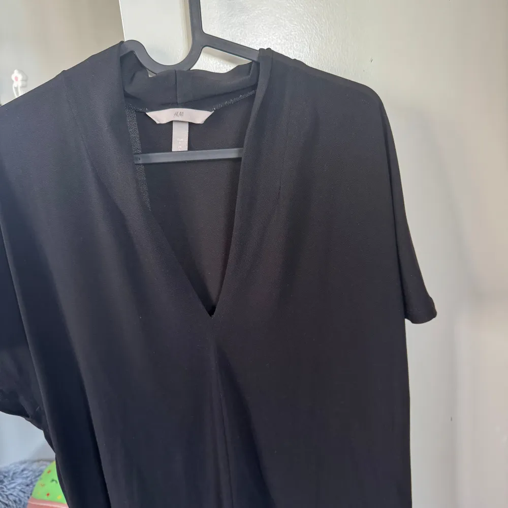 Fin v-ringad blus från hm, köpte på Vinted men den va alldeles för stor för mig😊❤️. Puserot.