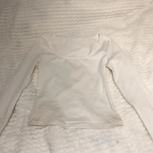 Vit långärmad topp - Säljer en stilren vit långärmad topp med U halsringning. Perfekt för en mys outfit eller kanske en lite finare. Bas plagg som passar till det mesta.💕💕