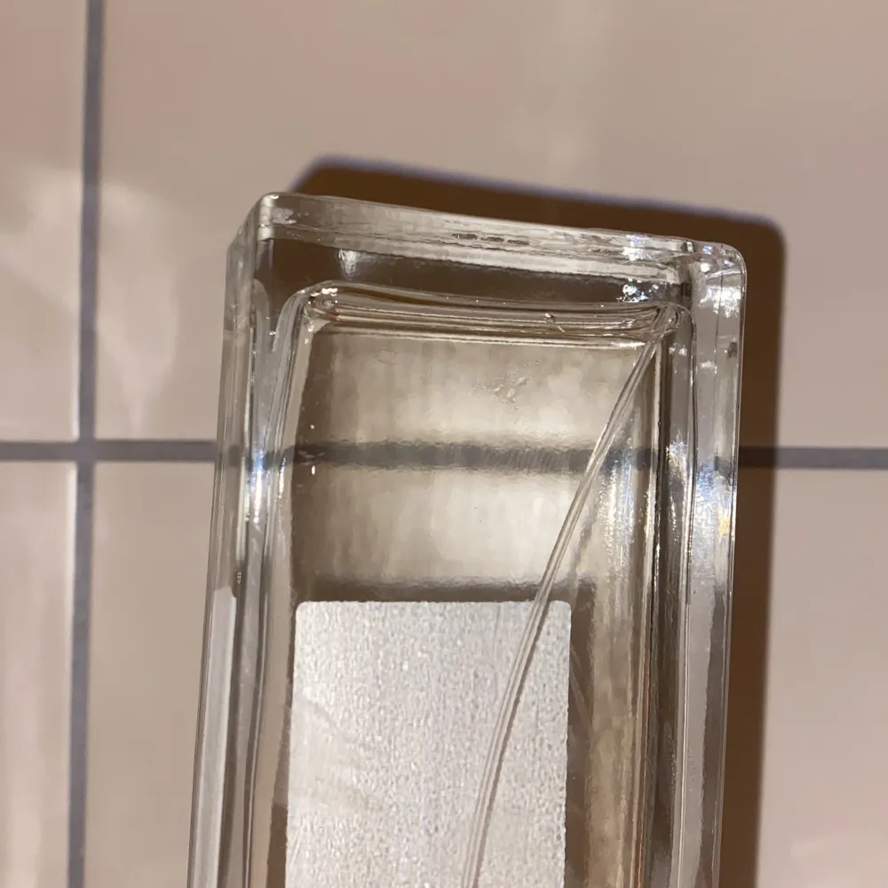 Detta är en parfym inspirerad av Viktor & Rolfs Spice Bomb extreme. The Essence Vault 211 Eau de Parfum kommer i en elegant, rektangulär glasflaska med en stilren etikett. Perfekt för den som söker en sofistikerad och tidlös doft. Den har genomgående noter av av Spicy Amber men även lite trä. . Perfume.