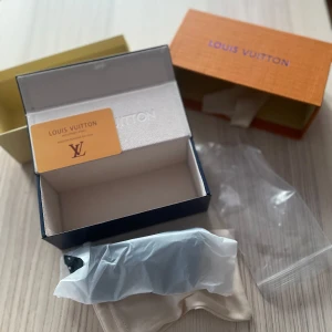 solglasögon från Louis Vuitton - Snygga svarta waimea solglasögon från Louis Vuitton. Helt nya, skick 10/10 Perfekta inför sommaren. Priset är inte hugget i sten