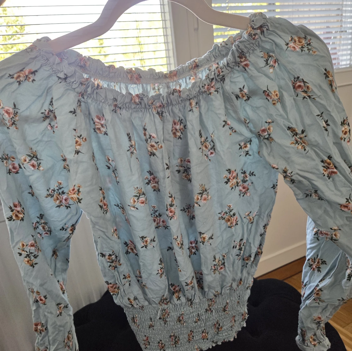 Blommig offshoulder blus i ljusblått - 1