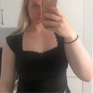 Svart topp - Gullig svart topp.