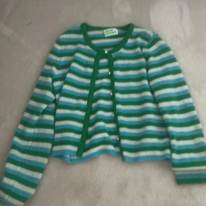 Randig Kashmir kofta från From Future - Jätte söt kofta från From future. Aldrig använd och inga defekter!