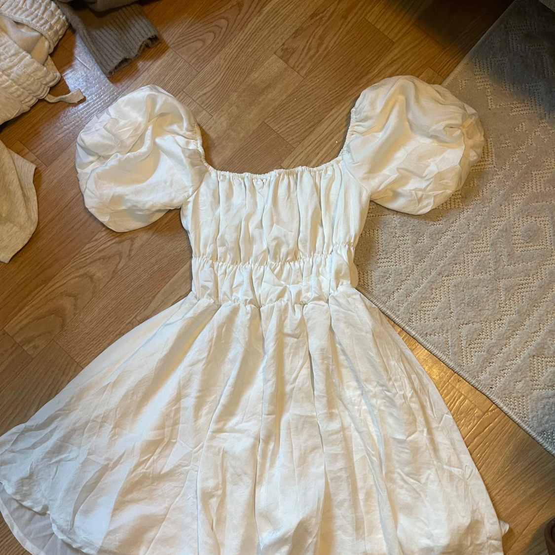 Vit kortklänning med puffärmar