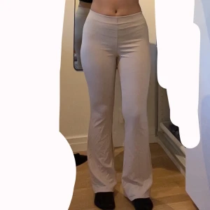 Beiga bootcut byxor från H&M - Snygga beiga bootcut-byxor från H&M i stretchigt och mjukt material. Medel midja och figurnära passform upptill som går ut i ett lätt utsvängda ben. Perfekta till sneakers eller boots och superbekväma hela dagen. Använd 1 gång. Storlek S men passar M oxå. 