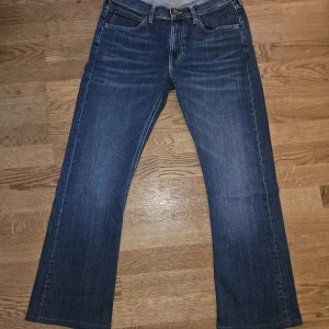 Lee trenton bootcut jeans - Blå Lee trenton jeans med bootcut passform. Bra skick, strl 32/32