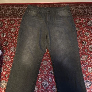 Mörkgrå raka jeans - Säljer ett par mörkgrå jeans med raka ben. Jeansen har normal midja 100 cm och ingen stretch. Gott skick 
