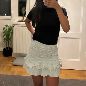 Grön sommarkjol  - Supersöt, trendig och somrig ljusgrön kjol till salu.  Kommer tyvärr inte till användning. Kjolen är lite skrynklig i nuläget men det är bara att stryka innan användning om man känner för de, själv tycker jag inte att skrynklet är något som stör💚