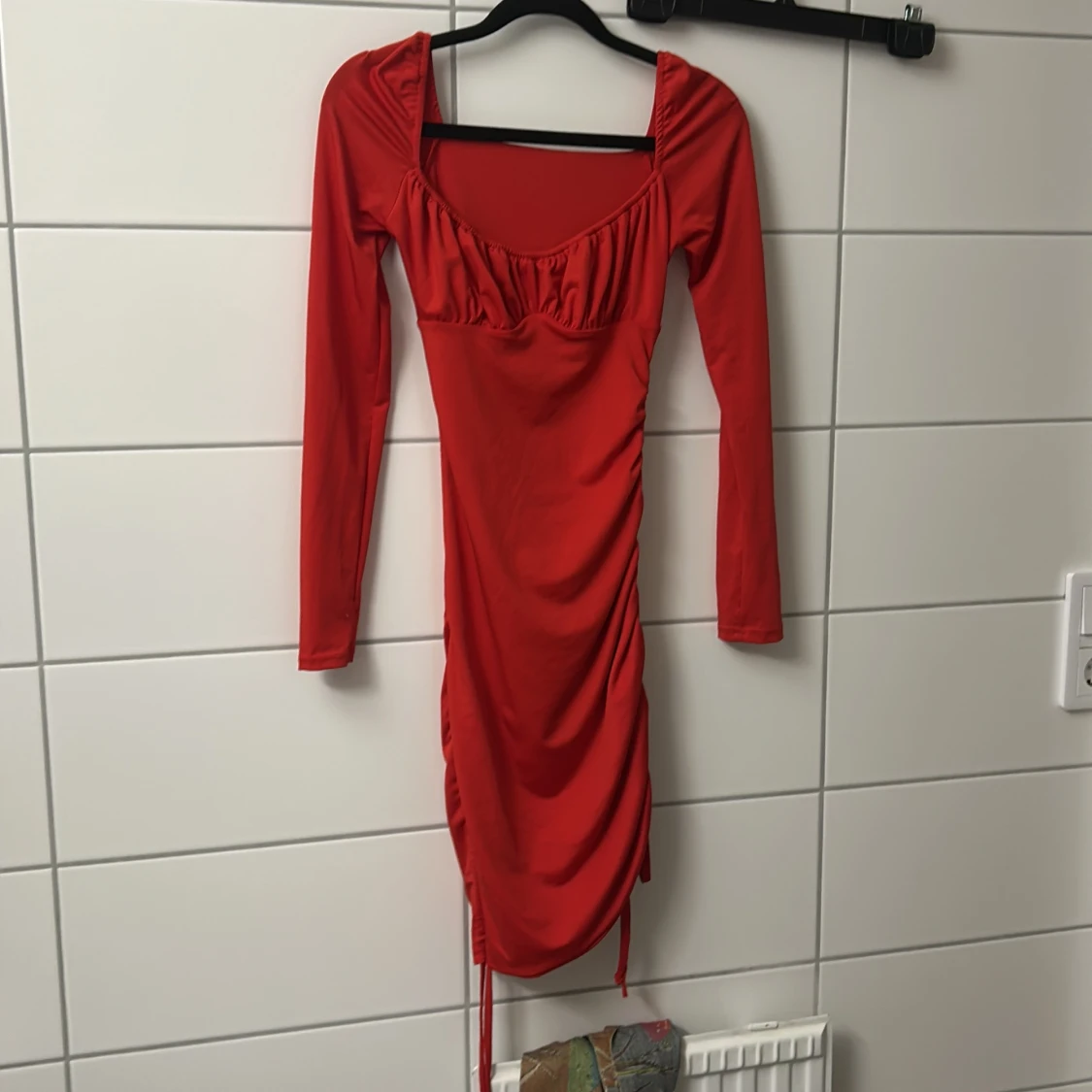 Röd långärmad klänning med rynk