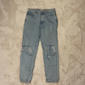 Ljusblå ripped jeans från g perfect jeans - Ljusblå jeans med slitna detaljer över knäna från g perfect jeans. Klassisk femficksmodell med raka ben och normal passform. Jeansen är tillverkade i bomull och har en avslappnad vibe med sina trasiga partier.