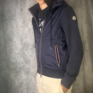 Moncler nylon cardigan - Mycket fint skick | Tunn nylon cardigan perfekt för sommarkvällar och till hösten då den skyddar mot vint | Size L men passar M/S | Äktighetsbevis finns | fraktar spårbart inom 24 timmar |  för att köpa klicka ” köp nu” | vid frågor skriv ett meddelande |