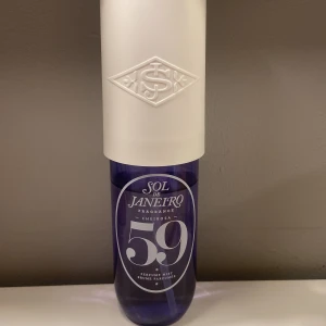 Sol de Janeiro 59  - Supergod doft, men säljer då jag tröttnat på denna också :) Se bilder hur mycket som är kvar i ☺️