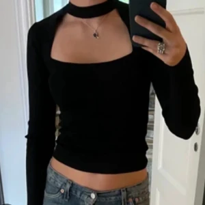 Svart topp  - Svart choker topp från zara i fint skick, använd 2-3 gånger🙌🏼 kan upplevas mindre i storlek.