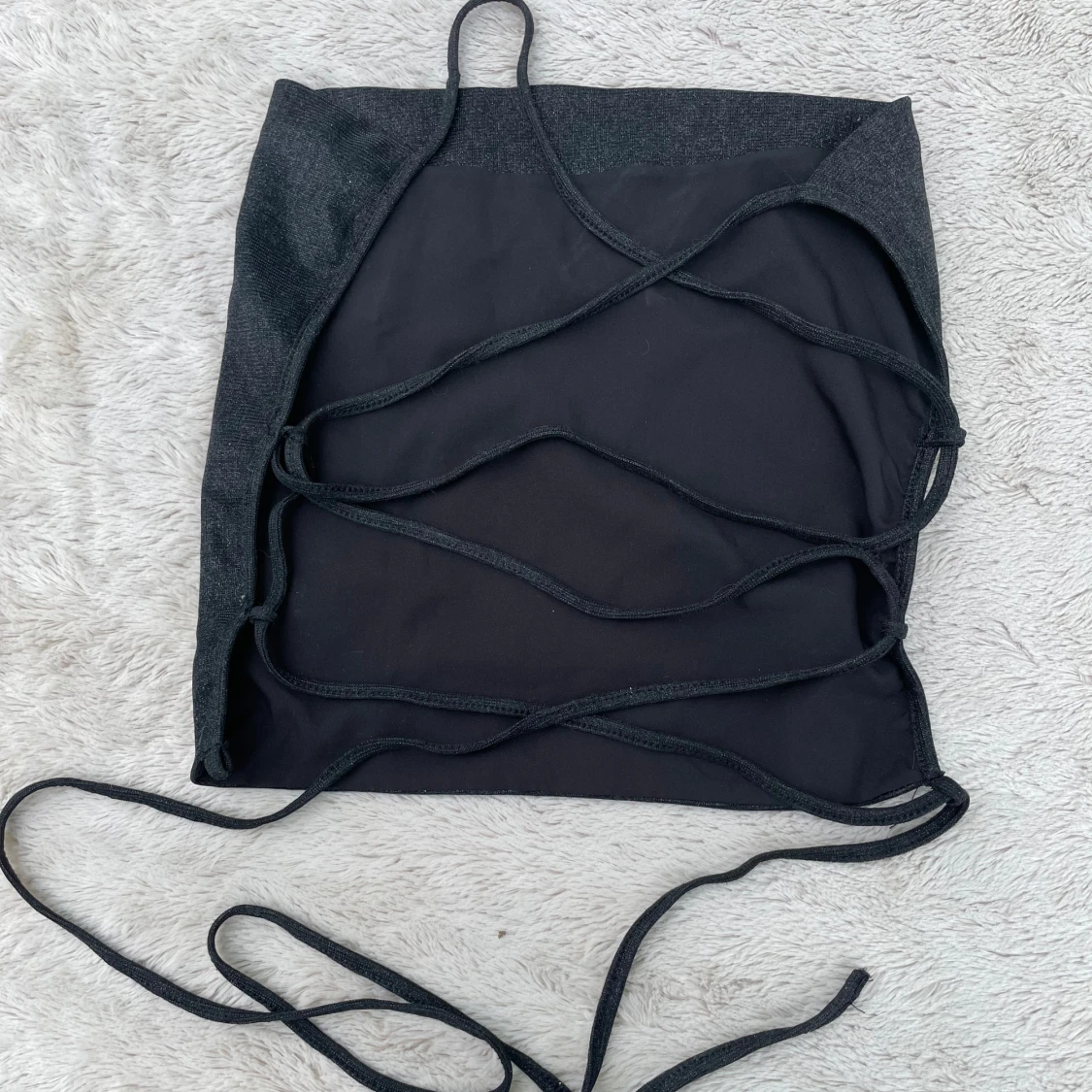 Svart glittrig snörad topp