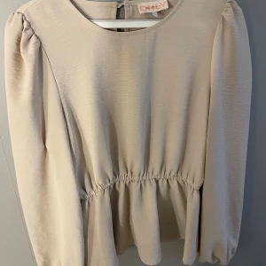 Beige blus  - Supersöt beige blus från ONLY 🤍