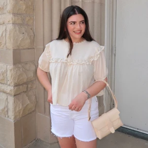 Söt volangblus i ljusbeige - Snygg sommarblus😊 (strl M men känns som S)