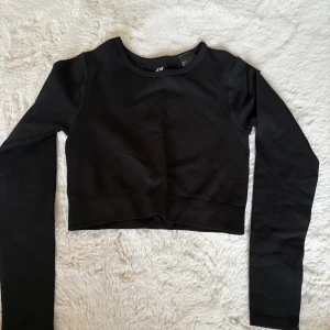 Gym topp - Fin gym topp som är kort som en magtröja , aldrig använd ☺️