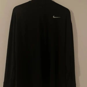 Nike  - Jacka från Nike, perfekt att ha på sig när man ska ut och springa! Jag har använt den 2-3 gånger.