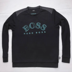 Hugo boss tröja - Säljer min Hugo boss tröja då den inte passar mig längre. Sällsynt modell samt färg, sälj inte längre. Den är i fint skick och har inga skador eller så, om du är intresserad eller har frågor så är det bara att höra av dig🤝