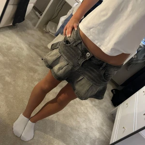 Skitsnygg jeanskjol  - Skit snygg jeanskjol från Urban outfitters, perfekt till sommaren🥰