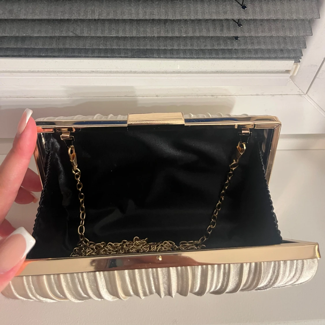 Champagnefärgad clutch i satin - 3