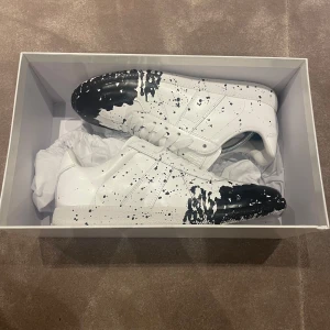 Maison Margiela Paint Splatter - Det mest eftertraktade Maison Margiela skorna i skick 8/10, (finns lite creasningar som inte syns på bilderna.) Annars e dom i riktigt fint skick. Skolåda skoskydd samt kvitto tillkommer! Vid frågor och funderingar är de bara att höra av sig👍 pris går att diskutera vid snabb affär!!