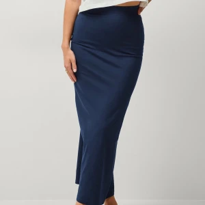 Mörkblå långkjol 💗 - En stilren mörkblå långkjol med tight passform. Kjolen är enkel och rak i modellen.