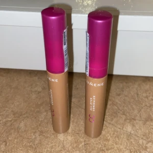 Lumene CC All Over Concealer - Två stycken Lumene CC All Over Concealer med rosa lock och beige tub. Perfekt för att täcka ojämnheter och mörka ringar. Smidig applikator och lätt formula som smälter in i huden. Passar dig som vill ha en naturlig finish.oöpnade shade 5