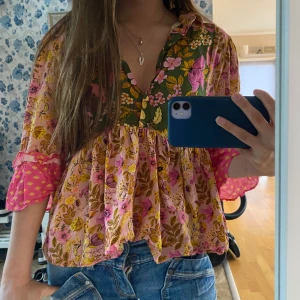 Mönstrad trekvartsärmad och multifärgad blus - Blus med V-ringning och trekvartsärm, väldigt bra skick och många fina färger. Står ingen storlek på lappen men skulle säga Xs-S. Den har jättefina blommor på mönstret 