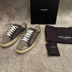 Saint Laurent skor  - Hej! Säljer nu dessa snygga och eftertraktade Saint Laurent Skor! Storlek 42! Skick 9/10, Ny pris= 8000 kr, säljs för 3699 kr! Allt OG medföljer vid köp= dust bag och box! Dessa skor är väldigt unika och väldigt svåra att få tag på