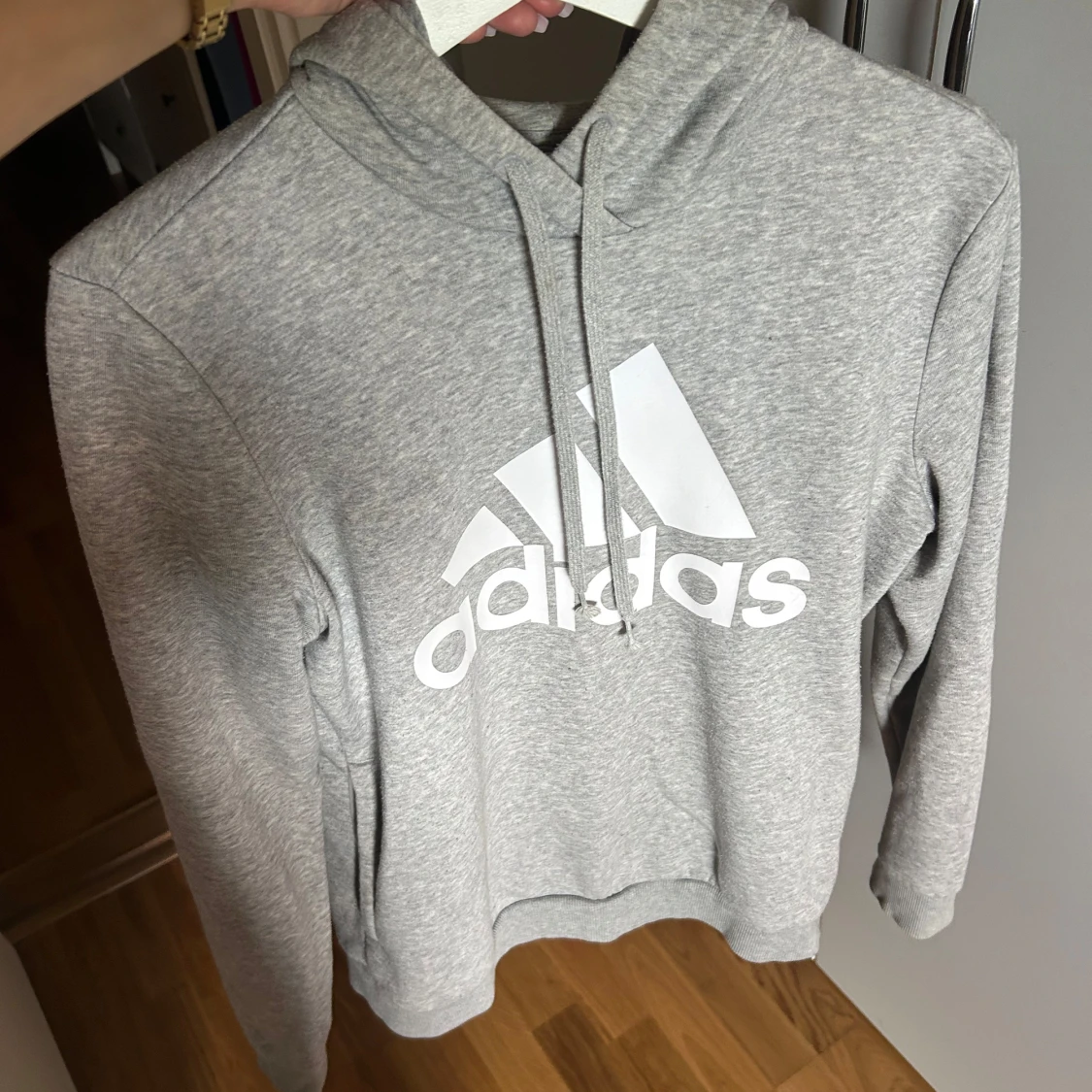Grå Adidas hoodie med logga - 1