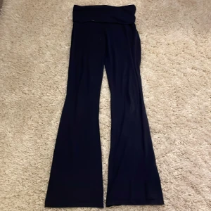 Mörkblå yoga pants  - Supersköna mörkblå yoga pants från Gina tricot. Byxorna är lite slitna längts nere vid hälen som man kan se på bilden, annars är det i väldigt bra skick!!