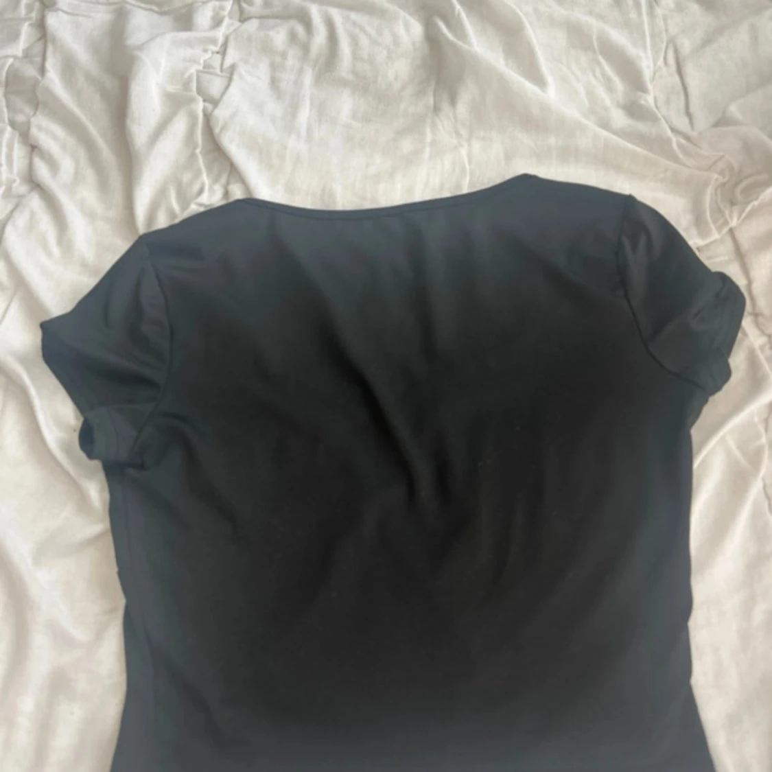 Svart croppad topp med rynk framtill - 1