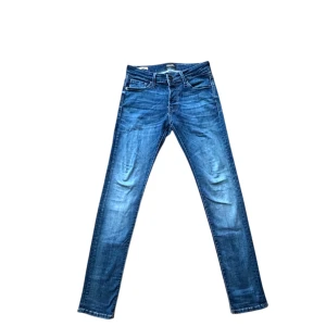 Mörkblå Jack & Jones Jeans - Tja! Säljer dessa feta marinblå jeans från Jack & Jones med snygga urtvättningar. Nytt skick, i modellen Slim Glenn. Nypris 900kr, 199kr pga det nya skicket. Skriv vid minsta fundering eller för fler bilder, priset är självklart inte ristat i sten🤩🤩🤩