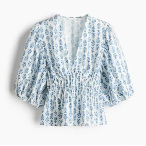 Blåvit blus med puffärm och v-ringning - Superfin eftertraktad blus, endast använd 1 gång🥰 stl m men passar mig som har s-xs
