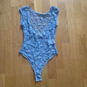 Body från Pull and bear - Blå spetsbody, skit söt perfekt till sommaren!! Aldrig använd.