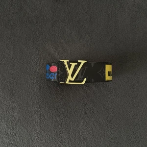 Lv bälte - Svart Louis Vuitton bälte med snygg och unik design. Storlek 110. Helt ny aldrig använd. Kan frakta och mötas upp i Stockholm. Postar inom 24 timmar. 
