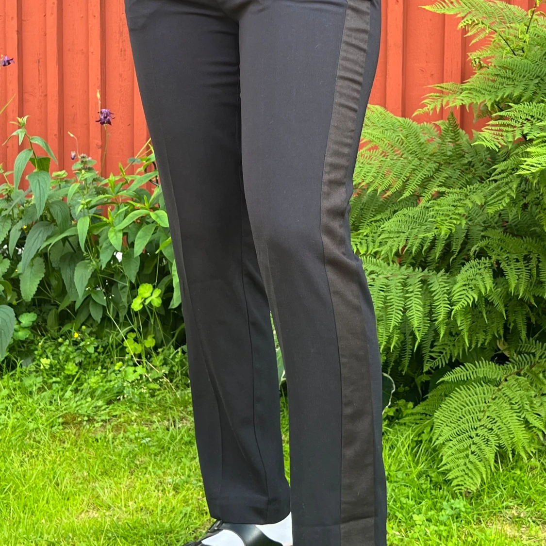 Marinblå/svarta kostymbyxor från InWear