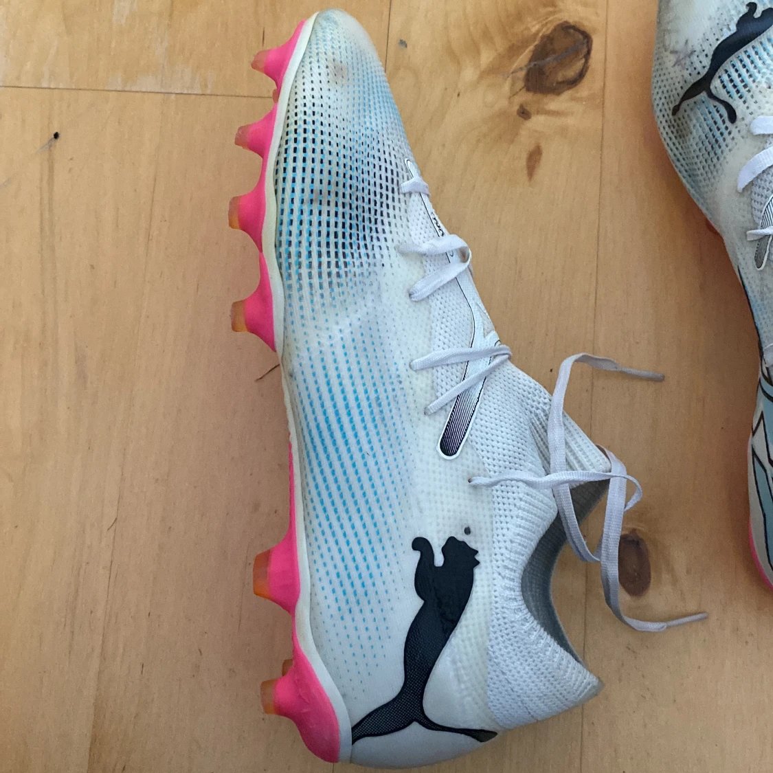 Puma vita och rosa fotbollsskor - 1