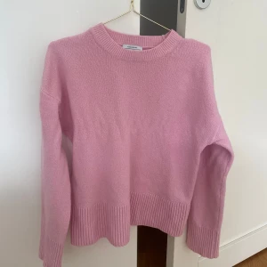 Stickad tröja  - Jättefin rosa stickad tröja i bra skick! Jättefin nu till sommaren 💕 Nästan aldrig använd, märket i mitten av tröjan är från när den har hängt över ett ställ och torkat efter tvätt. 