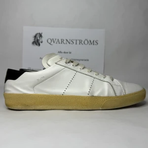 Saint Laurent SL/06  - Saint Laurent SL/06 i storlek 43. Skorna är i jättebra skick 8/10 👍 Dustbag ingår! Hör av dig i chatten vid fler frågor 🫡