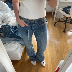 Brandy Melville brielle jeans - 90s brielle jeans från brandy. Aldrig använda med lapp kvar. Storleken är small men de är ganska långa på mig som är 167. 