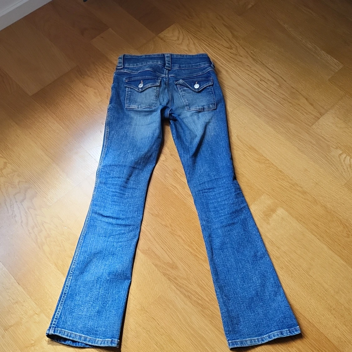 Blå bootcut jeans från H&M