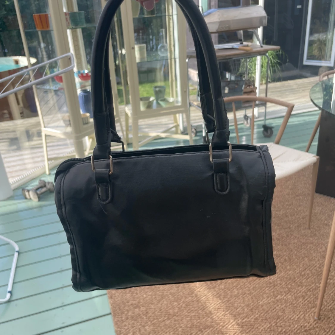 Svart handväska med nitar och dragkedja - 3