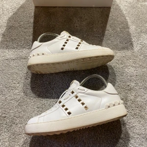 Valentino skor - Hej! Säljer nu mina skor från märket Valentino, storlek 37.5, bra skick, givetvis äkta. Tveka inte på att höra av dig om du har frågor eller funderingar kring skorna! 
